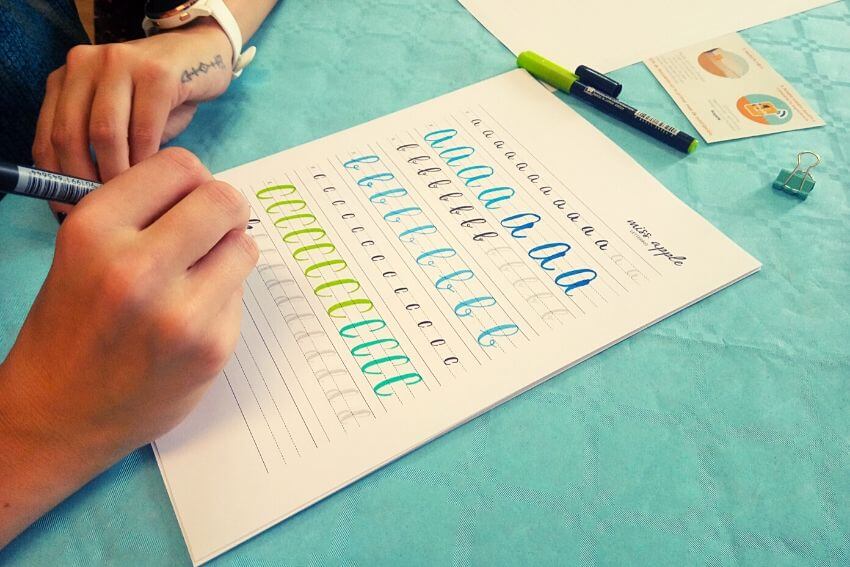 El club del Lettering - ⚡️TALLERES EN VALENCIA⚡️ 🗓Talleres presenciales de  lettering. ✍🏼Iniciación al lettering con rotuladores para niños de 8 a 12  años. 🗓Sábado 25 de junio de 11h a 13:30h